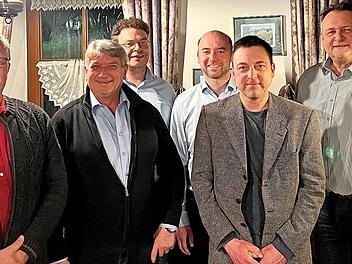 Das neue Vorstandsteam freut sich auf seine Aufgaben (v. l.): Schriftführer Rolf Huber, Zweiter Vorsitzender Günter Knorr, Kassier Benjamin Kraus, Erster Vorsitzender Michael Foltes, Zweiter Vorsitzender Marco Hennemann mit Bürgermeister Manfred H...