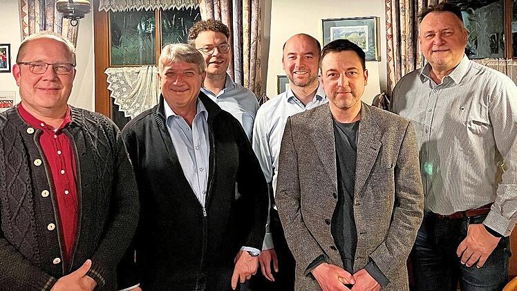 Das neue Vorstandsteam freut sich auf seine Aufgaben (v. l.): Schriftführer Rolf Huber, Zweiter Vorsitzender Günter Knorr, Kassier Benjamin Kraus, Erster Vorsitzender Michael Foltes, Zweiter Vorsitzender Marco Hennemann mit Bürgermeister Manfred H...