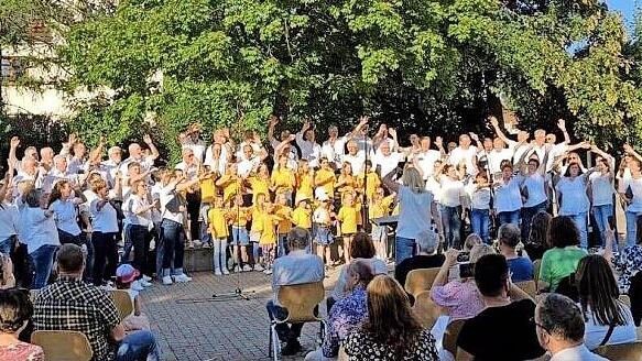 Im großen Finale der Sommerserenade sangen alle drei Chorensembles zusammen.
