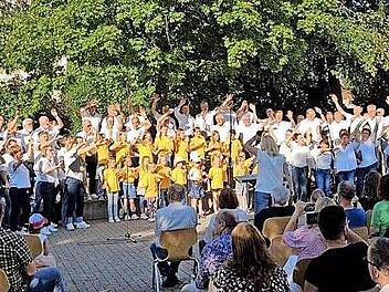Im gro&szlig;en Finale der Sommerserenade sangen alle drei Chorensembles zusammen.