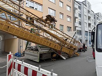 Baukran kippt auf Lastwagen