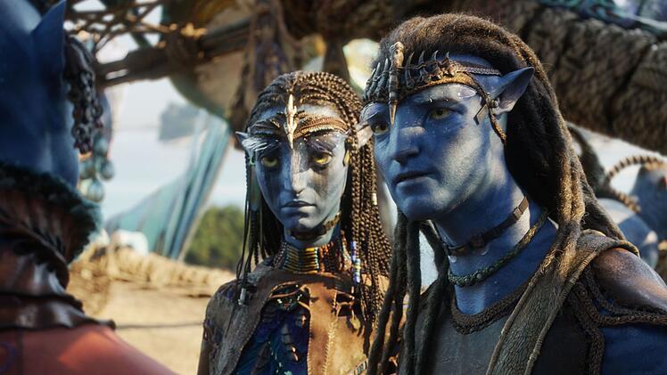 Neytiri (Zoe Salda&ntilde;a) und Jake Sully (Sam Worthington) trauern um ihren Sohn.