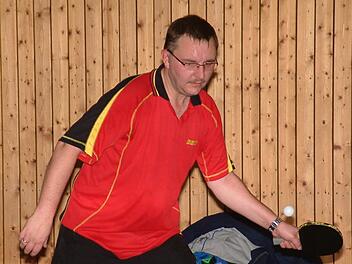 Im Spitzenspiel der 3. Kreisliga West trennten sich der TSV Windheim III und der FC Pressig 8:8-unentschieden. In dieser Partie blieb der Pressiger Thomas Kestel (Bild) in seinen beiden Einzeln und im Doppel mit Gerhard Wende unbezwungen. Foto: Hans Franz