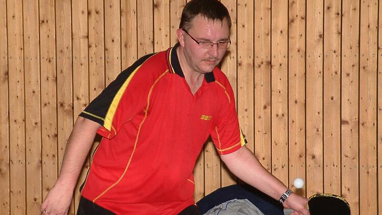 Im Spitzenspiel der 3. Kreisliga West trennten sich der TSV Windheim III und der FC Pressig 8:8-unentschieden. In dieser Partie blieb der Pressiger Thomas Kestel (Bild) in seinen beiden Einzeln und im Doppel mit Gerhard Wende unbezwungen. Foto: Hans Franz