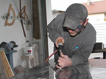 Marco Ebert beim Bearbeiten eines Grabsteins  Foto: Sonja Adam