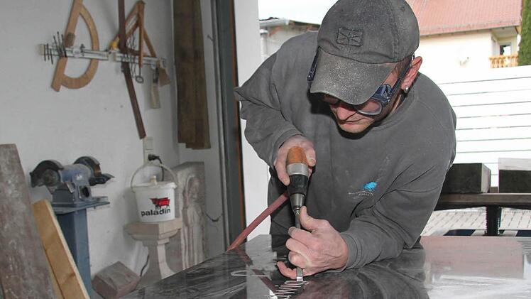 Marco Ebert beim Bearbeiten eines Grabsteins  Foto: Sonja Adam