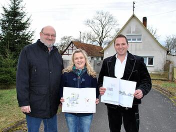 Erstes Förderprojekt: In Herbstadt wird das Ehepaar Weidmann ein bestehendes Haus mit Nebengebäuden abreißen und neu bauen. Sie erfüllen alle Förderkriterien, der Gemeinderat hat dem Antrag schon stattgegeben. Darüber freut sich Bürgermeister Georg Rath, der auch Leiter des Allianz-Arbeitskreises Innenentwicklung ist. Foto: Regina Vossenkaul