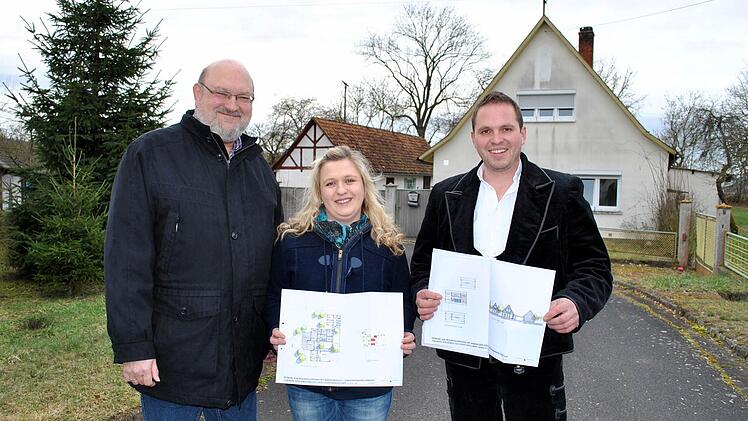 Erstes Förderprojekt: In Herbstadt wird das Ehepaar Weidmann ein bestehendes Haus mit Nebengebäuden abreißen und neu bauen. Sie erfüllen alle Förderkriterien, der Gemeinderat hat dem Antrag schon stattgegeben. Darüber freut sich Bürgermeister Georg Rath, der auch Leiter des Allianz-Arbeitskreises Innenentwicklung ist. Foto: Regina Vossenkaul
