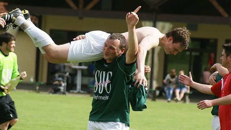 Meisterjubel: Der ASV Alsleben/Eyershausen feiert nach dem 8:0 gegen den TSV Maßbach II den Titelgewinn in der B-Klasse 5. Foto: Dümpert