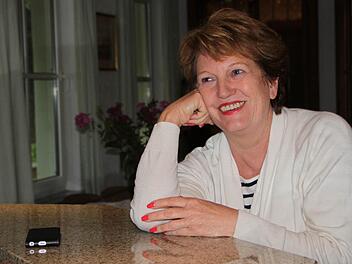 Zuhause in ihrer Küche scherzt Brigitte Meyerdierks mit ihren Töchtern Maxi und Kristina (nicht im Bild). Foto: Ulrike Müller