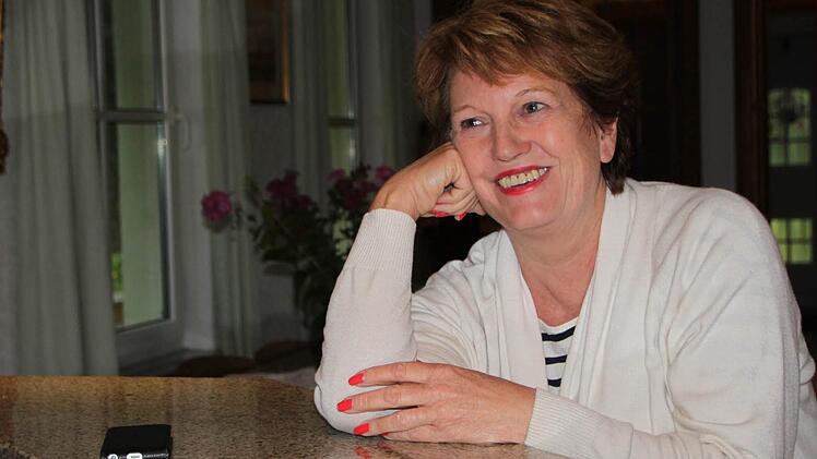 Zuhause in ihrer Küche scherzt Brigitte Meyerdierks mit ihren Töchtern Maxi und Kristina (nicht im Bild). Foto: Ulrike Müller