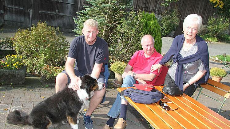 Familientreffen auf halbem Wege: Henrik Abenhaus aus Berlin mit seinen Schwiegereltern Uwe und Heidrun Petrowitz aus Walldürn.