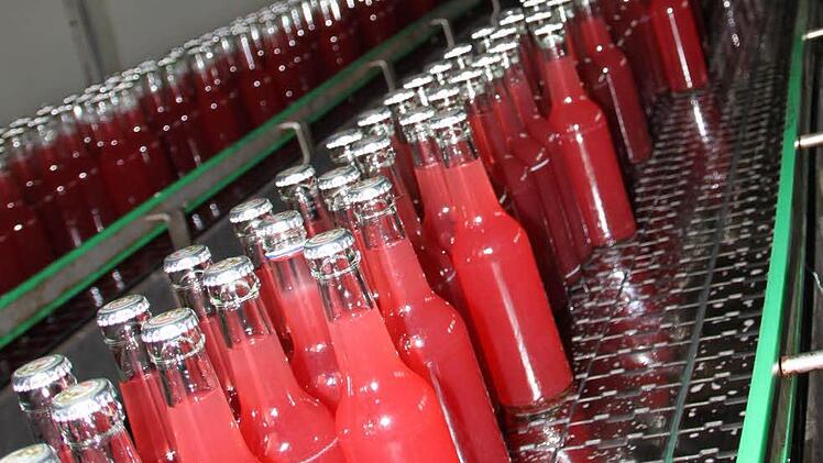 Will Bräu: Blick auf die Abfüllanlage. Gerade wird Limonade abgefüllt. Foto: Ulrike Müller