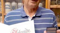Vor drei Monaten wurde Herbert Bott, Organisator der Bierkrug-Sammelbörse in Eltmann, für seinen langjährigen Einsatz für die "Fördergemeinschaft von Brauerein-Werbemittel-Sammlern" sowie sein vielfältige Bierkrug- und Gläsersammlung ausgezeichnet. Der 73-Jährige erhielt den Goldenen Bierdukaten.