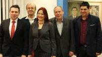 Gruppenbild mit möglicher Kandidatin und Gerhard Schröder im Hintergrund: Carsten Höllein, Ralf Pohl, Thomas Rausch und Stefan Sauerteig (von links) wollen erreichen, dass die SPD Doris Aschenbrenner für den Bundestag nominiert.
