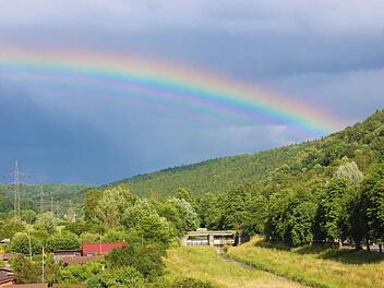 Mal Regen, mal Sonne - vielleicht gibt es ja einige Regenb&ouml;gen &uuml;ber Franken zu sehen, wie hier &uuml;ber Kulmbach. Foto: inFrankenpix-Nutzerin isawinkuba
