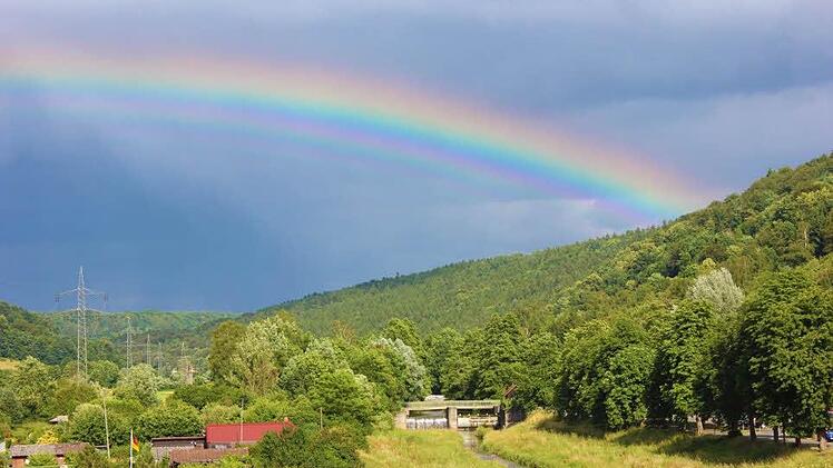 Mal Regen, mal Sonne - vielleicht gibt es ja einige Regenb&ouml;gen &uuml;ber Franken zu sehen, wie hier &uuml;ber Kulmbach. Foto: inFrankenpix-Nutzerin isawinkuba