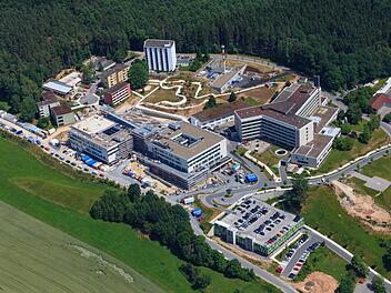 Luftbild des Klinikneubaus in Lichtenfels. Die helle Fläche auf dem linken Gebäudeteil ist der Hubschrauberlandeplatz. Auch ein Patientengarten wurde angelegt. Foto: Landratsamt Lichtenfels