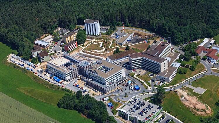 Luftbild des Klinikneubaus in Lichtenfels. Die helle Fläche auf dem linken Gebäudeteil ist der Hubschrauberlandeplatz. Auch ein Patientengarten wurde angelegt. Foto: Landratsamt Lichtenfels