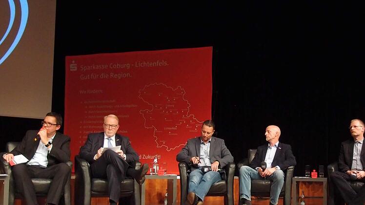 Blick auf das Poudium mit den sieben Direktkandidaten zur Bandestagswahl beim Regionentalk am Donnerstag im Coburger KongresshausFoto: Jochen Berger