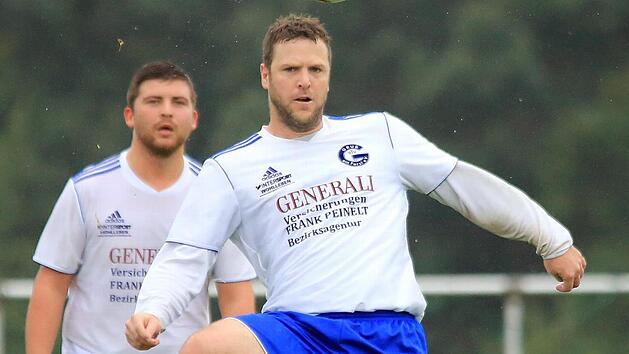 Stefan Binzenh&ouml;fer - hier noch im Trikot des TSV Grub am Forst - will als Spielertrainer dazu beitragen, dass die Coburg Locals auch in dieser Kreisliga-Saison die Liga halten. Die Chancen daf&uuml;r stehen hervorragend, denn sein Team &uuml;berwinterte auf dem ausgezeichneten 6. Tabellenplatz. Foto: CT-Archiv/Timo Geldner