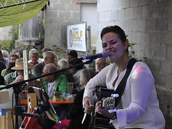 Für Sabine Holzinger alias "Sabho" ist ihr Auftritt beim Plootz- und Pizzafest in Obereschenbach immer ein emotionales Erlebnis.  Foto: Peter Klopf
