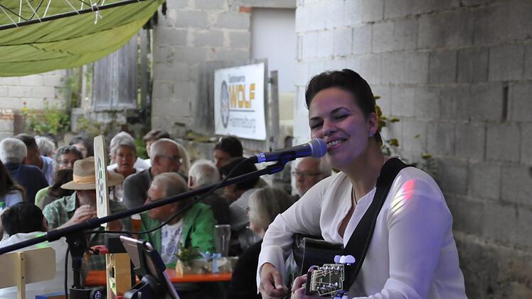 Für Sabine Holzinger alias "Sabho" ist ihr Auftritt beim Plootz- und Pizzafest in Obereschenbach immer ein emotionales Erlebnis.  Foto: Peter Klopf