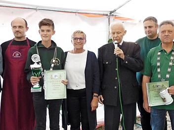 Die Auszeichnungen auf dem Fischerfest Foto: Petra Malbrich