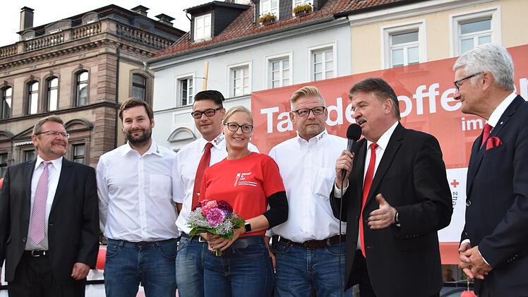 Moderator Heiner Gremer, Chris Draht, Kai Ramming, Tina Martens, Bürgermeister Frank Wilzok, Landrat Klaus Peter Söllner und BRK-Präsident Theo Zellner (v.l.)