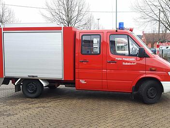 Dieses neue Feuerwehrfahrzeug, ein Mercedes Sprinter, steht bald in Rabelsdorf und dient dort der örtlichen Feuerwehr. Kommandant Thomas Lehmann hat das Bild zur Verfügung gestellt. Gemeinsam mit Feuerwehrreferent Sebastian Bock waren sie auf der Suche nach einem Fahrzeug.