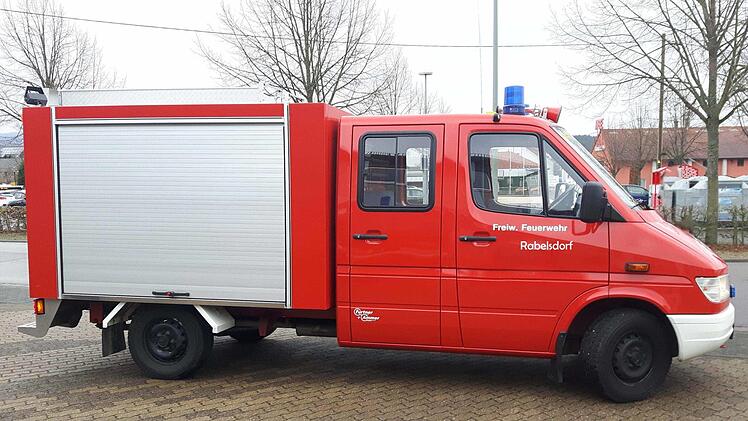 Dieses neue Feuerwehrfahrzeug, ein Mercedes Sprinter, steht bald in Rabelsdorf und dient dort der örtlichen Feuerwehr. Kommandant Thomas Lehmann hat das Bild zur Verfügung gestellt. Gemeinsam mit Feuerwehrreferent Sebastian Bock waren sie auf der Suche nach einem Fahrzeug.