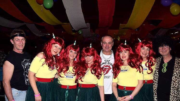 Selbst Zweiter B&uuml;rgermeister Georg Deuerling, Erster B&uuml;rgermeister Robert H&uuml;mmer und Gemeinde- und Kreisrat Frank Novotny st&uuml;rzten (v.l.) sich mit den Rotk&auml;ppchen  in das Faschingsvergn&uuml;gen; allerdings konnte sich das Gemeindeoberhaupt bei alledem eine Anmerkung  nicht verkneifen, nachdem er "von lauter Roten" umgeben war. Fotos: Dieter Radziej