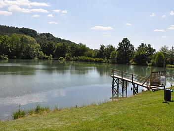 Der Goßmannsdorfer See ist kein Natursee, sondern ein etwa zwei Meter tiefer Löschteich, der in den 1960er Jahren entstanden ist. Die Stadt Hofheim hat ein Badeverbot erlassen, das Protest hervorgerufen hat. Martin Schweiger