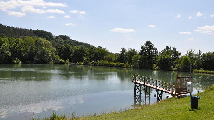 Der Goßmannsdorfer See ist kein Natursee, sondern ein etwa zwei Meter tiefer Löschteich, der in den 1960er Jahren entstanden ist. Die Stadt Hofheim hat ein Badeverbot erlassen, das Protest hervorgerufen hat. Martin Schweiger