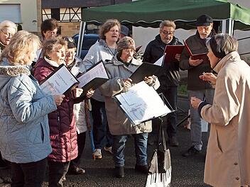 Der Gesangverein &bdquo;Harmonie&ldquo; Seubelsdorf sang unter Leitung von Dorothea Lintzmeyer mehrere Weihnachtslieder.