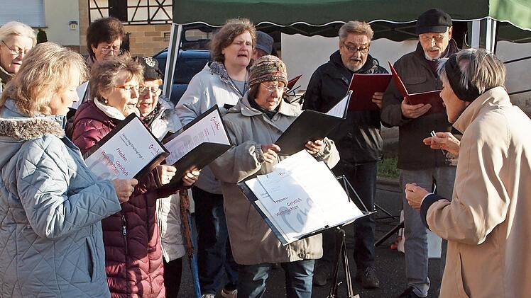Der Gesangverein &bdquo;Harmonie&ldquo; Seubelsdorf sang unter Leitung von Dorothea Lintzmeyer mehrere Weihnachtslieder.
