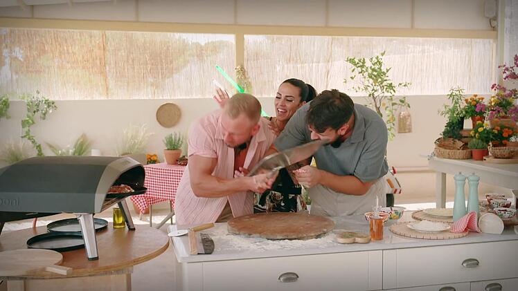 Die Pizza brennt! Johannes und David versuchen, das Essen und das Date zu retten.