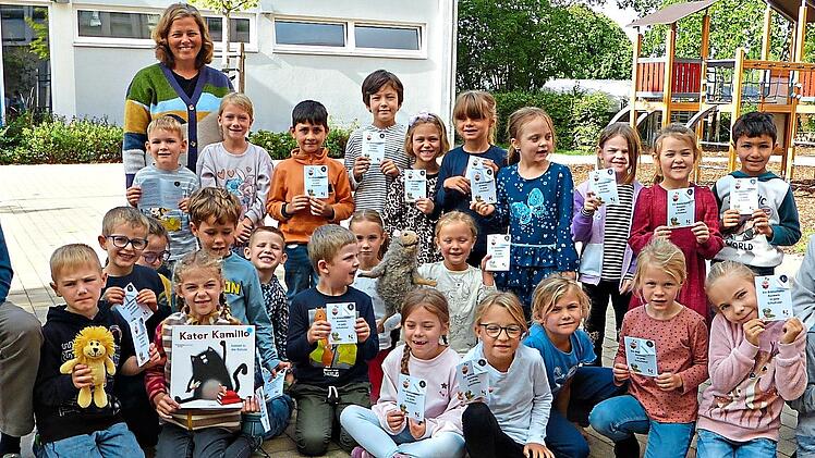 Georg Oel (Lions-Club), Nadine Heurung (Lehrerin), Cindy Paulus (Stadtbibliothek) und Schulkinder. Louisa Dellner