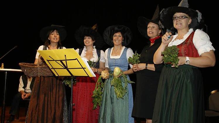 Die Gesangsgruppe "Wiesenbronner 3Klang" ergänzte Wilhelm Wolperts Buchvorstellung kongenial. Unter anderem mutierten sie im Laufe des Abends zu fränkischen Kräuterhexen. Fotos: Sabine Weinbeer