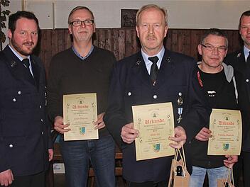 Ehrungen bei der Feuerwehr: Vorsitzender Matthias Büttner gratulierte den Jubilaren Albrecht Zisler, Leo Danz und Manfred Ludwig zur 40-jährigen Mitgliedschaft (von links). Den Glückwünschen schloss sich Kommandant Edgar Röder (rechts) an. Foto: Gerd Schaar