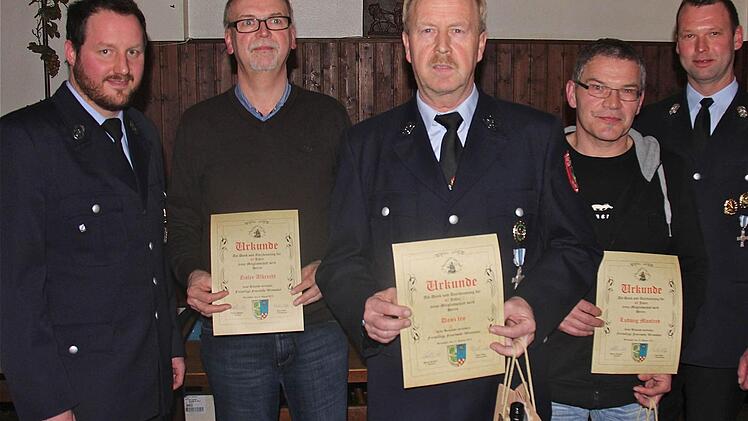 Ehrungen bei der Feuerwehr: Vorsitzender Matthias Büttner gratulierte den Jubilaren Albrecht Zisler, Leo Danz und Manfred Ludwig zur 40-jährigen Mitgliedschaft (von links). Den Glückwünschen schloss sich Kommandant Edgar Röder (rechts) an. Foto: Gerd Schaar