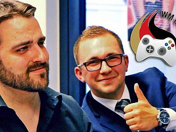 Das Orakel: Sportredakteur Martin Kreklau (links) und Online-Abonnent Flo haben die Partie Deutschland - Portugal an der Xbox gespielt. Ob die Gesichtsausdrücke auf den Ausgang schließen lassen?  Foto: Tobias Stich