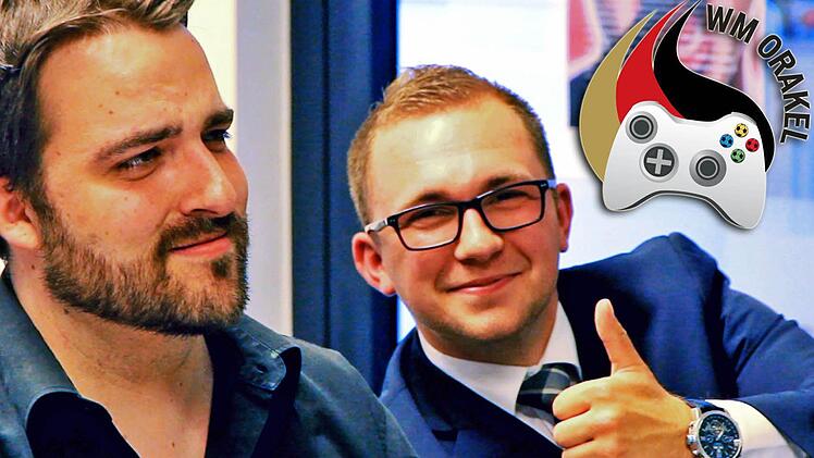 Das Orakel: Sportredakteur Martin Kreklau (links) und Online-Abonnent Flo haben die Partie Deutschland - Portugal an der Xbox gespielt. Ob die Gesichtsausdrücke auf den Ausgang schließen lassen?  Foto: Tobias Stich