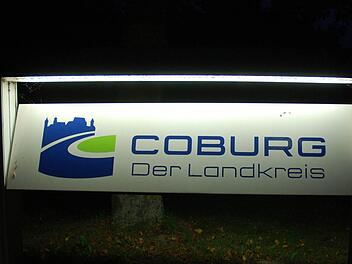 Für Erhellung sorgen im Landratsamt bis auf weiteres die selben Leuchten wie bisher. Die Umrüstung auf LED-Technik war dem Kreistag dann doch zu teuer. Foto: Rainer Lutz