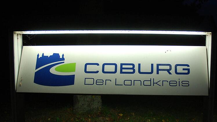 Für Erhellung sorgen im Landratsamt bis auf weiteres die selben Leuchten wie bisher. Die Umrüstung auf LED-Technik war dem Kreistag dann doch zu teuer. Foto: Rainer Lutz