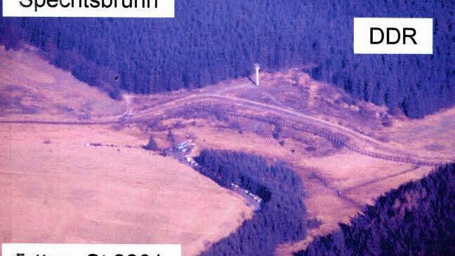 Blick auf den künftigen Grenzübergang Tettau Spechtsbrunn im Jahr 1989. In der Mitte des Bildes, wo der Bus parkt, war die Straße - von Tettau kommend - zu Ende. (Foto: Friedwald Schedel)