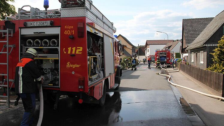 Einsatzkräfte beim Großbrand des Bauernhofs in Trübenbach. Foto: Herbert Fischer