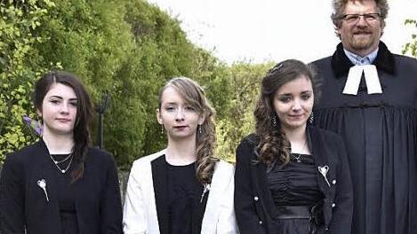 Melanie Geier, Sina Helas und Antonia Wagenhäuser wurden in Uchenhofen konfirmiert. Mit im Bild Pfarrer Mátyás Beke  Foto: Gerold Snater