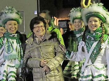 Bürgermeisterin Patricia Schießer im Gewahrsam der Narren. Foto: Doris Bauer