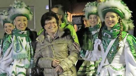 Bürgermeisterin Patricia Schießer im Gewahrsam der Narren. Foto: Doris Bauer
